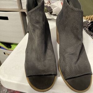 Abound Womens Tan Perforated Back Zip Peep Toe Block Heel Ankle Booties Size 8 M